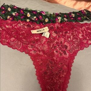 Victoria's Secret Floral🌷🌹🌸💐 Lace Panties in Red and floral🩷👙🩲